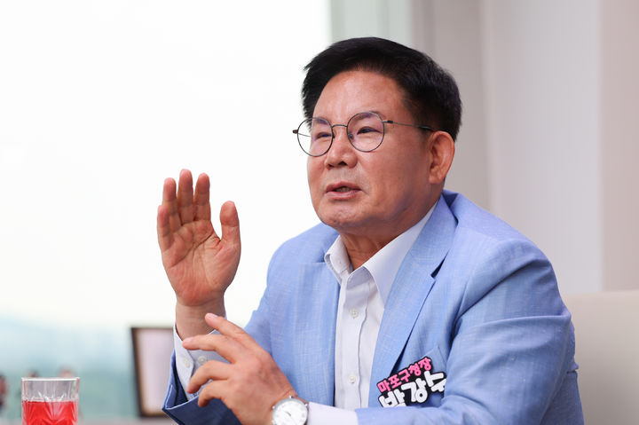 [서울=뉴시스]박강수 마포구청장.