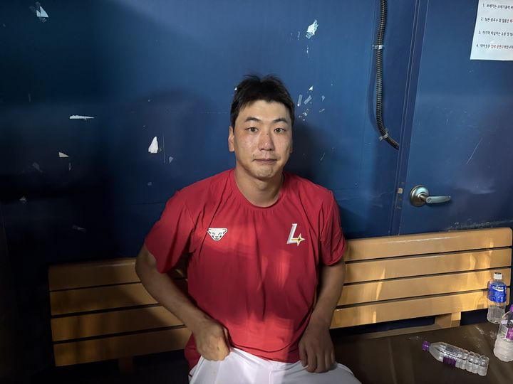 [서울=뉴시스] 신유림 기자 = 프로야구 SSG 랜더스의 토종 에이스 김광현이 1일 잠실구장에서 펼쳐진 2025 신한 쏠뱅크 KBO리그 두산 베어스와의 경기에 선발 등판해 6이닝 4피안타 5탈삼진 2실점 호투를 펼친 뒤 더그아웃에서 취재진과 수훈 인터뷰에 임하고 있다. 2025.08.01. spicy@newsis.com  *재판매 및 DB 금지