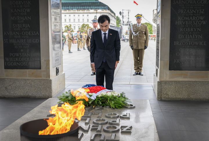 [서울=뉴시스] 폴란드를 방문중인 안규백 국방부 장관이 지난달 31일(현지 시간) 폴란드 바르샤바 샤스키공원 무명용사의 묘를 찾아 헌화 및 묵념을 하고 있다. (사진=국방부 제공) 2025.08.01. photo@newsis.com *재판매 및 DB 금지