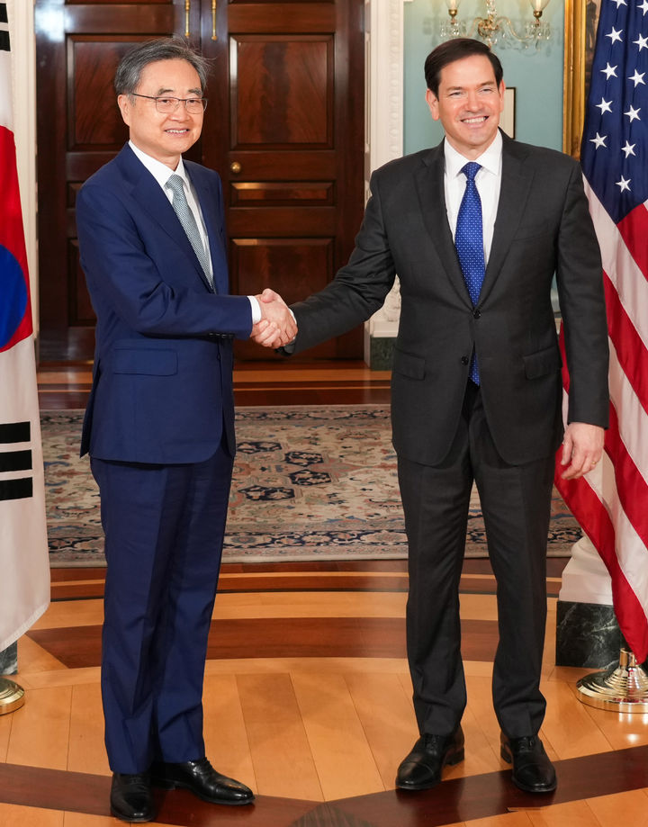 [서울=뉴시스] 추상철 기자 = 조현 외교부 장관이 지난달 31일 (현지 시간) 미국 워싱턴 D.C. 국무부 청사에서 마코 루비오 미국 국무장관과 기념촬영을 하고 있다.조현 장관은 취임 후 첫 한미 외교장관회담을 하고 한미 동맹, 한미일 협력, 북한 문제 및 지역 정세 등에 대한 의견을 교환했다. (사진= 외교부 제공) 2024.08.01. photo@newsis.com *재판매 및 DB 금지