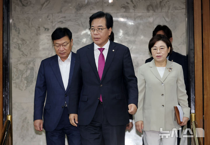 [서울=뉴시스] 김명년 기자 = 송언석 국민의힘 비상대책위원장 겸 원내대표가 1일 오전 서울 여의도 국회에서 열린 원내대책회의에 입장하고 있다. 2025.08.01. kmn@newsis.com