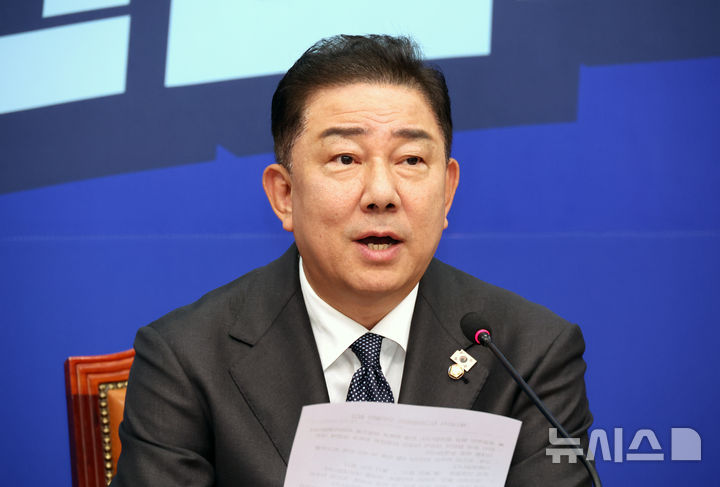 [서울=뉴시스] 김금보 기자 = 김병기 더불어민주당 당대표 직무대행겸 원내대표가 1일 서울 여의도 국회에서 열린 최고위원회의에서 발언을 하고 있다. 2025.08.01. kgb@newsis.com