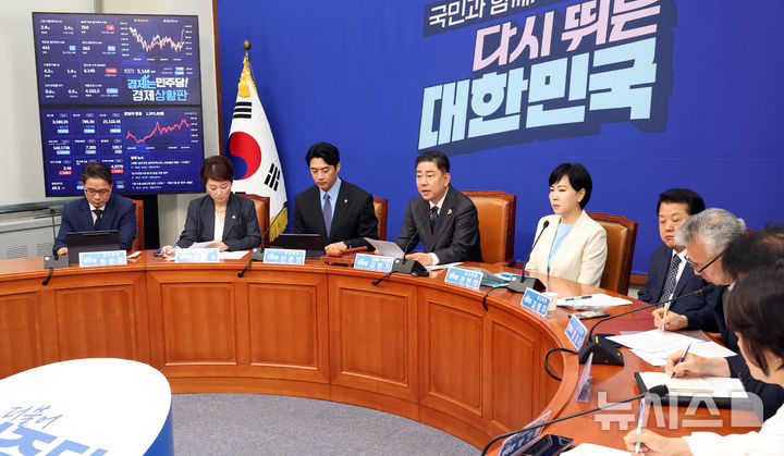 [서울=뉴시스] 김금보 기자 = 김병기 더불어민주당 당대표 직무대행겸 원내대표가 지난 1일 서울 여의도 국회에서 열린 최고위원회의에서 발언을 하고 있다. 2025.08.01. kgb@newsis.com