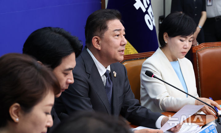 [서울=뉴시스] 김금보 기자 = 김병기 더불어민주당 당대표 직무대행겸 원내대표가 1일 서울 여의도 국회에서 열린 최고위원회의에서 발언을 하고 있다. 2025.08.01. kgb@newsis.com
