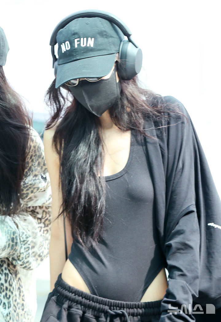 [인천공항=뉴시스] 김혜진 기자 = 그룹 블랙핑크(BLACKPINK) 제니가 월드투어 데드라인(DEADLINE) 공연을 위해 1일 인천국제공항을 통해 프랑스 파리로 출국하고 있다. 2025.08.01. jini@newsis.com