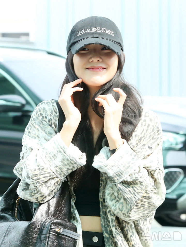 [인천공항=뉴시스] 김혜진 기자 = 그룹 블랙핑크(BLACKPINK) 지수가 월드투어 데드라인(DEADLINE) 공연을 위해 1일 인천국제공항을 통해 프랑스 파리로 출국하고 있다. 2025.08.01. jini@newsis.com