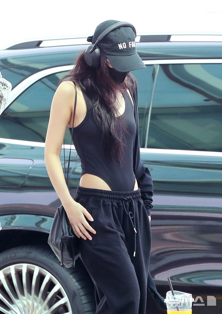 [인천공항=뉴시스] 김혜진 기자 = 그룹 블랙핑크(BLACKPINK) 제니가 월드투어 데드라인(DEADLINE) 공연을 위해 1일 인천국제공항을 통해 프랑스 파리로 출국하고 있다. 2025.08.01. jini@newsis.com