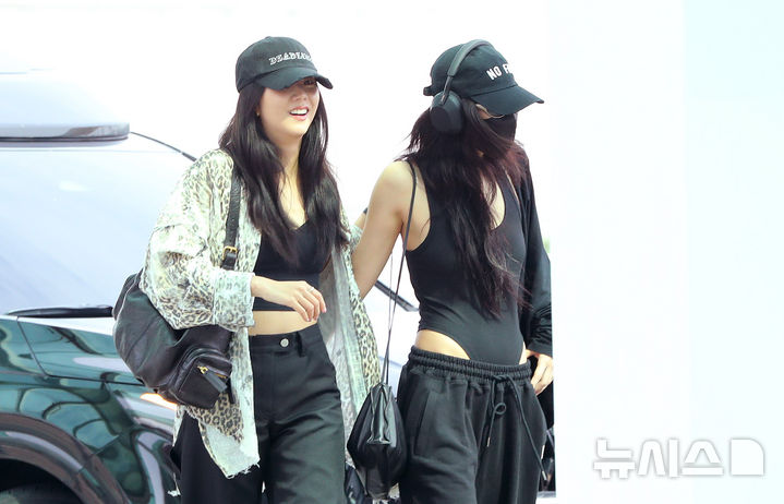 [인천공항=뉴시스] 김혜진 기자 = 그룹 블랙핑크(BLACKPINK) 지수(왼쪽), 제니가 월드투어 데드라인(DEADLINE) 공연을 위해 1일 인천국제공항을 통해 프랑스 파리로 출국하고 있다. 2025.08.01. jini@newsis.com
