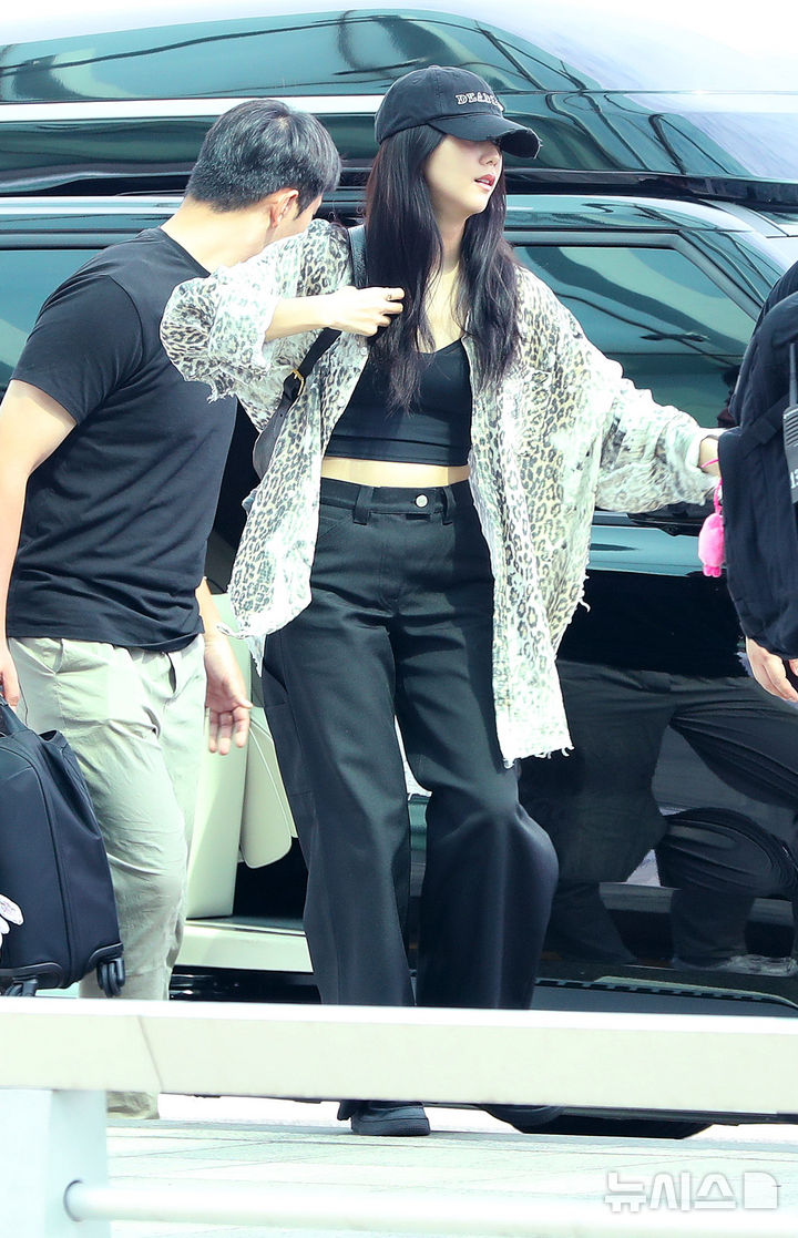 [인천공항=뉴시스] 김혜진 기자 = 그룹 블랙핑크(BLACKPINK) 지수가 월드투어 데드라인(DEADLINE) 공연을 위해 1일 인천국제공항을 통해 프랑스 파리로 출국하고 있다. 2025.08.01. jini@newsis.com