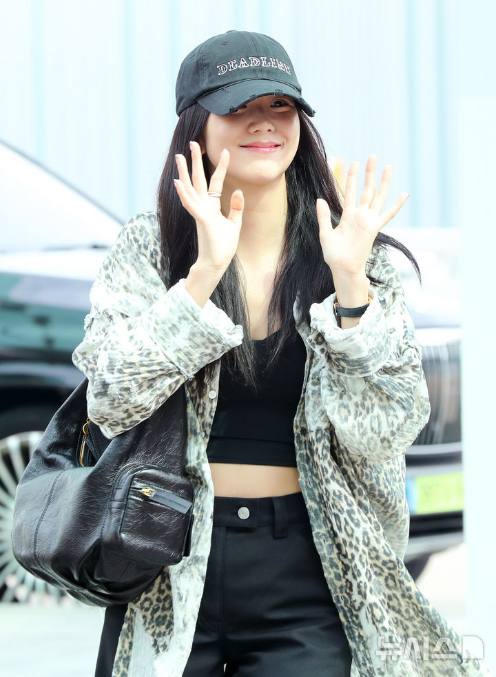 [인천공항=뉴시스] 김혜진 기자 = 그룹 블랙핑크(BLACKPINK) 지수가 월드투어 데드라인(DEADLINE) 공연을 위해 1일 인천국제공항을 통해 프랑스 파리로 출국하고 있다. 2025.08.01. jini@newsis.com