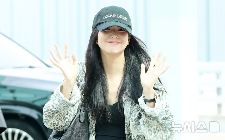 [인천공항=뉴시스] 김혜진 기자 = 그룹 블랙핑크(BLACKPINK) 지수가 월드투어 데드라인(DEADLINE) 공연을 위해 1일 인천국제공항을 통해 프랑스 파리로 출국하고 있다. 2025.08.01. jini@newsis.com