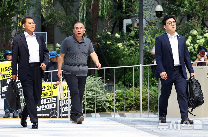 [서울=뉴시스] 최진석 기자 = 공천개입 의혹 및 여론조사 조작 의혹을 받고 있는 명태균 씨가 1일 서울 종로구 김건희 특검팀(특별검사 민중기) 사무실로 소환되어 출석하고 있다. 2025.08.01. myjs@newsis.com
