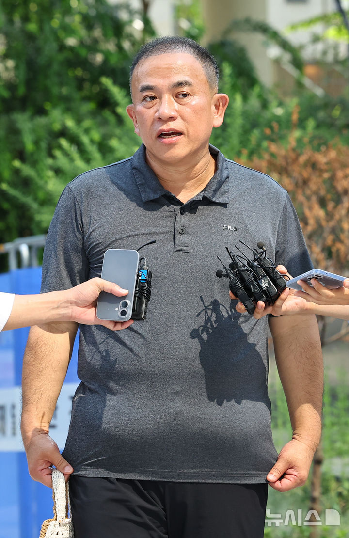 [서울=뉴시스] 최진석 기자 = 공천개입 의혹 및 여론조사 조작 의혹을 받고 있는 명태균 씨가 1일 서울 종로구 김건희 특검팀(특별검사 민중기) 사무실로 소환되어 출석하며 취재진의 질문에 답하고 있다. 2025.08.01. myjs@newsis.com
