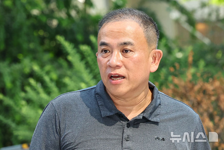 [서울=뉴시스] 최진석 기자 = 공천개입 의혹 및 여론조사 조작 의혹을 받고 있는 명태균 씨가 1일 서울 종로구 김건희 특검팀(특별검사 민중기) 사무실로 소환되어 출석하고 있다. 2025.08.01. myjs@newsis.com
