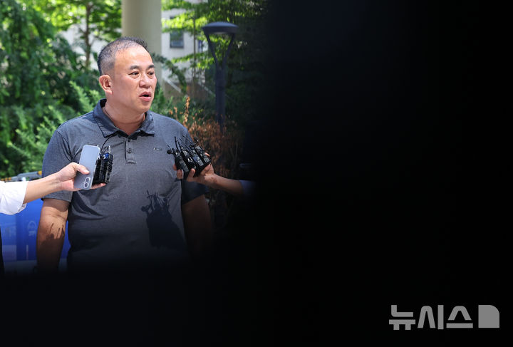 [서울=뉴시스] 최진석 기자 = 공천개입 의혹 및 여론조사 조작 의혹을 받고 있는 명태균 씨가 1일 서울 종로구 김건희 특검팀(특별검사 민중기) 사무실로 소환되어 출석하며 취재진의 질문에 답하고 있다. 2025.08.01. myjs@newsis.com
