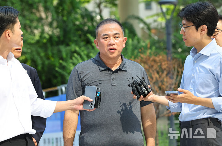 [서울=뉴시스] 최진석 기자 = 공천개입 의혹 및 여론조사 조작 의혹을 받고 있는 명태균 씨가 1일 서울 종로구 김건희 특검팀(특별검사 민중기) 사무실로 소환되어 출석하며 취재진의 질문에 답하고 있다. 2025.08.01. myjs@newsis.com
