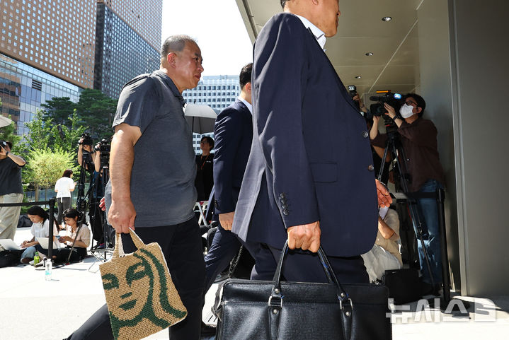 [서울=뉴시스] 최진석 기자 = 공천개입 의혹 및 여론조사 조작 의혹을 받고 있는 명태균 씨가 1일 서울 종로구 김건희 특검팀(특별검사 민중기) 사무실로 소환되어 출석하고 있다. 2025.08.01. myjs@newsis.com