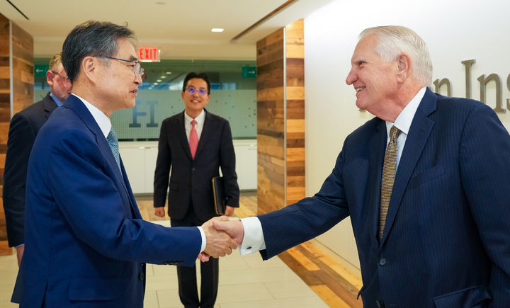 [서울=뉴시스] 추상철 기자 = 조현 외교부 장관이 지난달 31일(현지 시간) 미국 워싱턴 D.C. 허드슨연구소를 찾아 존 월터스 허드슨연구소 회장과 인사를 하고 있다. (사진= 외교부 제공) 2025.08.01. photo@newsis.com *재판매 및 DB 금지