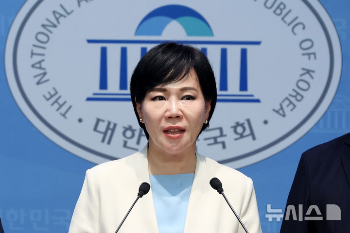 [서울=뉴시스] 김명년 기자 = 전현희 더불어민주당 3대특검(내란·김건희·순직해병) 종합대응 특별위원장이 지난 1일 오전 서울 여의도 국회 소통관에서 '윤석열 전 대통령 서울구치소 특혜접견 등에 관한 기자회견'을 열고 발언하고 있다. 2025.08.01. kmn@newsis.com