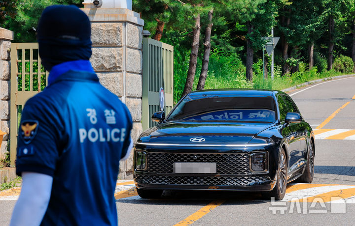 [서울=뉴시스] 황준선 기자 = 1일 오전 윤석열 전 대통령에 대한 체포 영장 집행에 실패한 김건희 특검(민중기 특별검사)팀이 탄 차량이 경기 의왕시 서울구치소를 빠져나가고 있다. (공동취재) 2025.08.01. photo@newsis.com