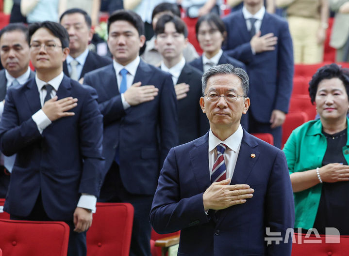 [과천=뉴시스] 김진아 기자 = 정성호 법무부 장관이 1일 경기 정부과천청사 법무부에서 열린 2025 하반기 신임검사 임관식에서 국민의례를 하고 있다. 2025.08.01. bluesoda@newsis.com