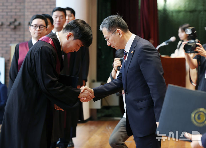 [과천=뉴시스] 김진아 기자 = 정성호 법무부 장관이 1일 경기 정부과천청사 법무부에서 열린 2025 하반기 신임검사 임관식에서 신임 검사들에게 임명장을 수여하고 있다. 2025.08.01. bluesoda@newsis.com