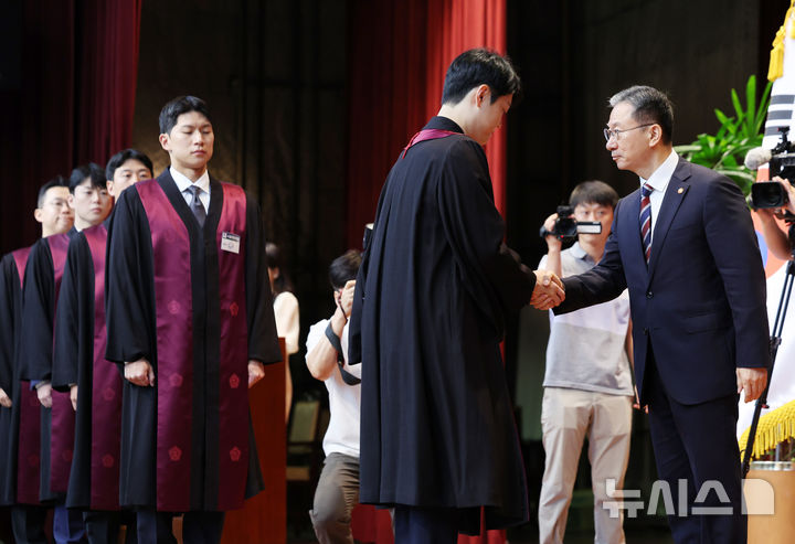 [과천=뉴시스] 김진아 기자 = 정성호 법무부 장관이 1일 경기 정부과천청사 법무부에서 열린 2025 하반기 신임검사 임관식에서 신임 검사들에게 임명장을 수여하고 있다. 2025.08.01. bluesoda@newsis.com
