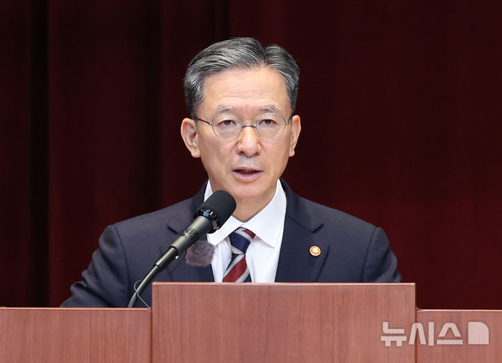 [과천=뉴시스] 김진아 기자 = 정성호 법무부 장관이 1일 경기 정부과천청사 법무부에서 열린 2025 하반기 신임검사 임관식에서 인사말을 하고 있다. 2025.08.01. bluesoda@newsis.com