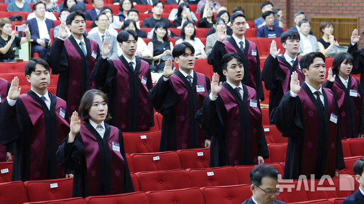 [과천=뉴시스] 김진아 기자 =  1일 경기 정부과천청사 법무부에서 열린 2025 하반기 신임검사 임관식에서 신임 검사들이 선서를 하고 있다. 2025.08.01. bluesoda@newsis.com