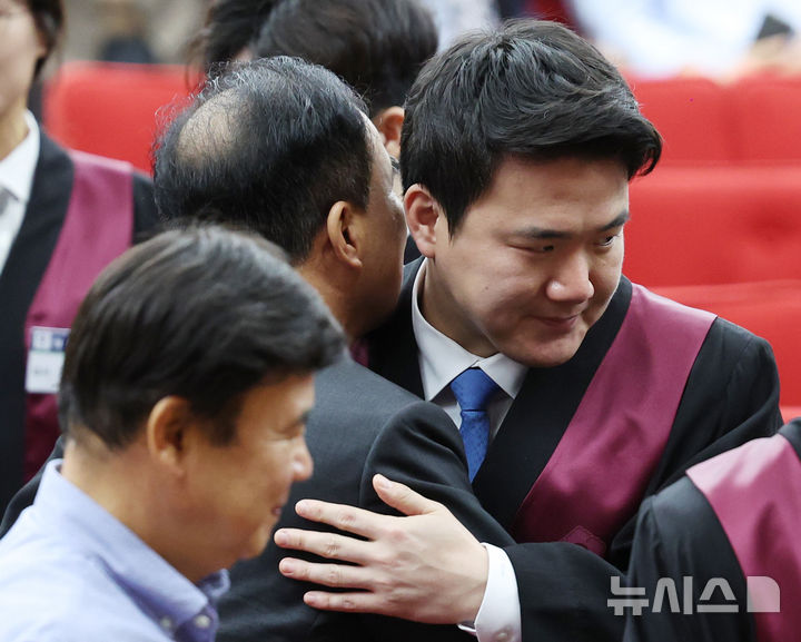 [과천=뉴시스] 김진아 기자 =  1일 경기 정부과천청사 법무부에서 열린 2025 하반기 신임검사 임관식에서 신임 검사들이 부모님과 포옹하고 있다. 2025.08.01. bluesoda@newsis.com
