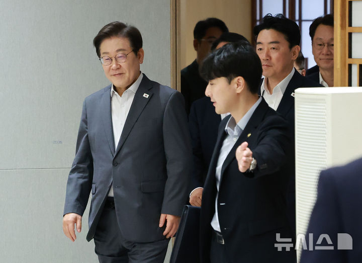 [서울=뉴시스] 고범준 기자 = 이재명 대통령이 1일 서울 용산 대통령실 청사에서 열린 전국 시도지사 간담회에 입장하고 있다. (대통령실통신사진기자단) 2025.08.01. bjko@newsis.com