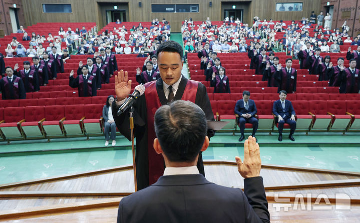 [과천=뉴시스] 김진아 기자 =  1일 경기 정부과천청사 법무부에서 열린 2025 하반기 신임검사 임관식에서 신임 검사들이 선서를 하고 있다. 2025.08.01. bluesoda@newsis.com