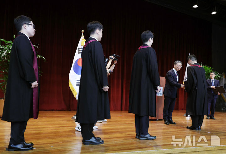 [과천=뉴시스] 김진아 기자 = 정성호 법무부 장관이 1일 경기 정부과천청사 법무부에서 열린 2025 하반기 신임검사 임관식에서 신임 검사들에게 임명장을 수여하고 있다. 2025.08.01. bluesoda@newsis.com