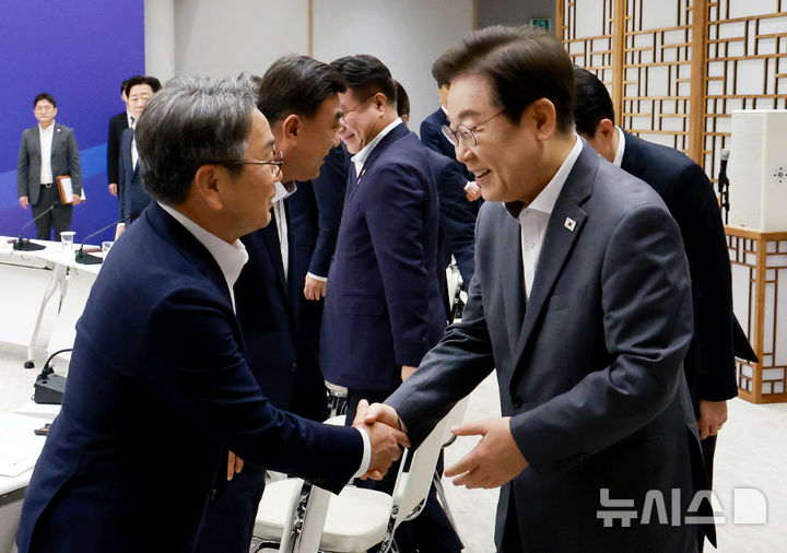 [서울=뉴시스] 고범준 기자 = 이재명 대통령이 1일 서울 용산 대통령실 청사에서 열린 전국 시도지사 간담회에 입장하며 강기정 광주시장과 악수하고 있다. (대통령실통신사진기자단) 2025.08.01. bjko@newsis.com