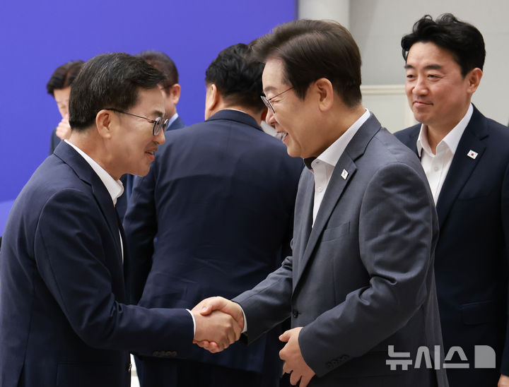 [서울=뉴시스] 고범준 기자 = 이재명 대통령이 1일 서울 용산 대통령실 청사에서 열린 전국 시도지사 간담회에 입장하며 김동연 경기지사와 악수하고 있다. (대통령실통신사진기자단) 2025.08.01. bjko@newsis.com