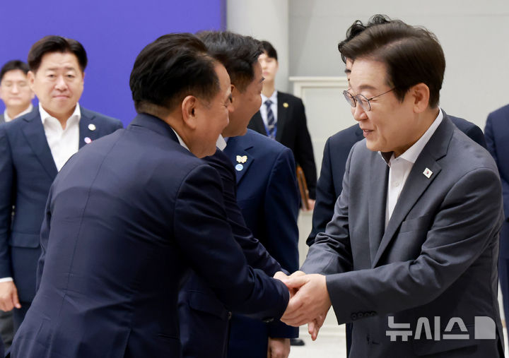[서울=뉴시스] 고범준 기자 = 이재명 대통령이 1일 서울 용산 대통령실 청사에서 열린 전국 시도지사 간담회에 입장하며 김영환 충북지사와 악수하고 있다. (대통령실통신사진기자단) 2025.08.01. bjko@newsis.com