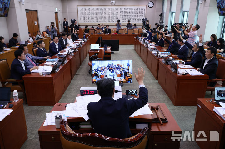 [서울=뉴시스] 김금보 기자 = 1일 서울 여의도 국회에서 열린 법제사법위원회 전체회의에서 '노란봉투법(노동조합 및 노동관계조정법 일부개정법률안)'이 더불어민주당 주도 거수 표결로 통과되고 있다. 2025.08.01. kgb@newsis.com