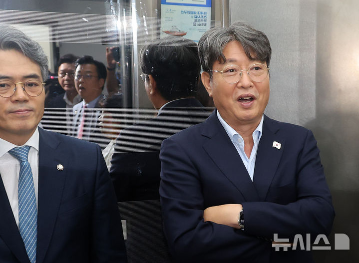 [서울=뉴시스] 김명년 기자 =  이춘석 국회 법제사법위원장이 1일 오후 서울 여의도 국회에서 열린 법제사법위원회 전체회의 정회 후 박형수 법사위 국민의힘 간사를 비롯한 의원들의 항의를 뒤로하고 엘리베이터에 탑승해 있다. 2025.08.01. kmn@newsis.com