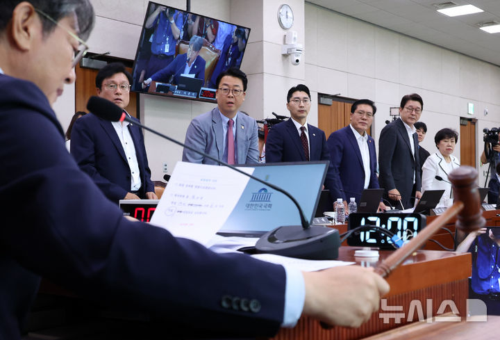 [서울=뉴시스] 김금보 기자 = 1일 서울 여의도 국회에서 열린 법제사법위원회 전체회의에서 이춘석 위원장이 토론을 종결시키고 방송3법을 거수표결로 통과시키자 국민의힘 의원들이 항의하고 있다. 2025.08.01. kgb@newsis.com