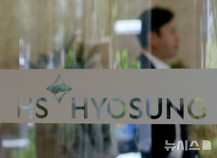 [서울=뉴시스] 김진아 기자 = 김건희 여사 관련 의혹을 수사하는 김건희 특검팀(특별검사 민중기)이 '집사 게이트' 의혹과 관련해 압수수색을 실시한 1일 HS효성이 입주한 서울 마포구 효성그룹 빌딩.&nbsp; 집사 게이트는 김 여사의 집사로 알려진 김예성씨가 지난 2023년 IMS모빌리티를 통해 카카오모빌리티를 포함해 대기업과 금융·투자사 9곳으로부터 184억원의 투자금을 받은 뒤 이노베스트코리아를 통해 46억원을 챙겼다는 의혹이다. HS효성은 4개 계열사를 통해 35억원을 투자한 것으로 알려졌다. 2025.08.01. bluesoda@newsis.com