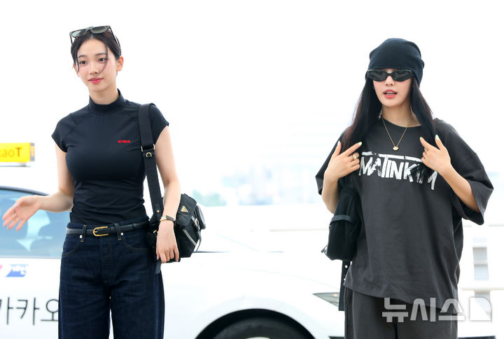 [인천공항=뉴시스] 김혜진 기자 = 그룹 에스파 카리나(왼쪽), 닝닝이 해외 일정을 위해 1일 인천국제공항을 통해 미국 LA로 출국하고 있다. 2025.08.01. jini@newsis.com