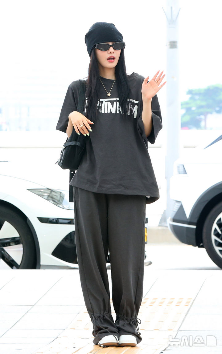 [인천공항=뉴시스] 김혜진 기자 = 그룹 에스파 닝닝이 해외 일정을 위해 1일 인천국제공항을 통해 미국 LA로 출국하고 있다. 2025.08.01. jini@newsis.com