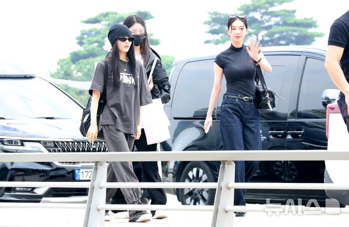 [인천공항=뉴시스] 김혜진 기자 = 그룹 에스파 닝닝(왼쪽), 카리나가 해외 일정을 위해 1일 인천국제공항을 통해 미국 LA로 출국하고 있다. 2025.08.01. jini@newsis.com