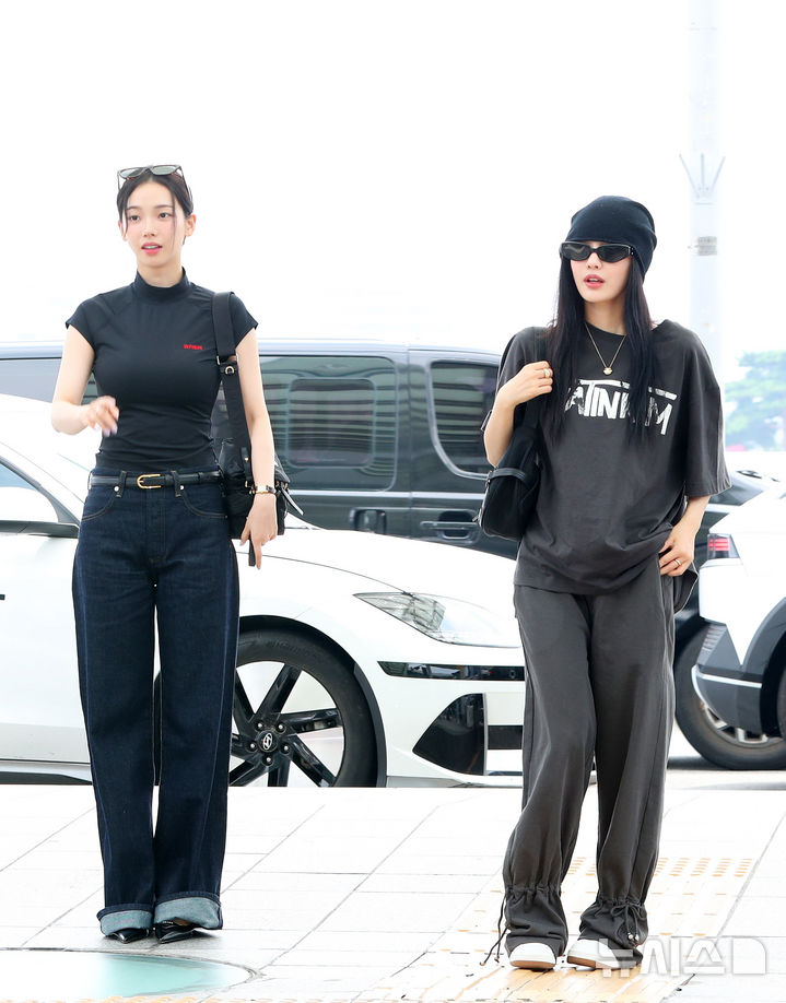 [인천공항=뉴시스] 김혜진 기자 = 그룹 에스파 카리나(왼쪽), 닝닝이 해외 일정을 위해 1일 인천국제공항을 통해 미국 LA로 출국하고 있다. 2025.08.01. jini@newsis.com