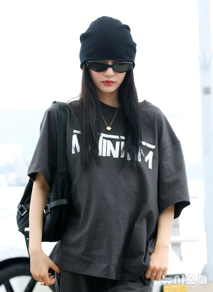 [인천공항=뉴시스] 김혜진 기자 = 그룹 에스파 닝닝이 해외 일정을 위해 1일 인천국제공항을 통해 미국 LA로 출국하고 있다. 2025.08.01. jini@newsis.com