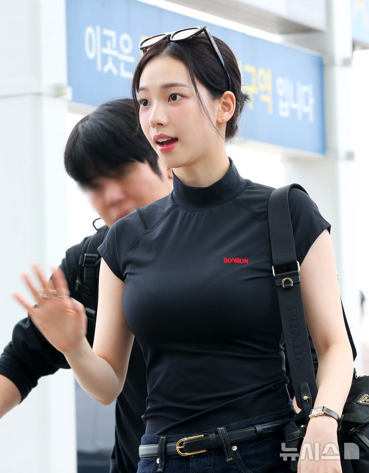 [인천공항=뉴시스] 김혜진 기자 = 그룹 에스파 카리나가 해외 일정을 위해 1일 인천국제공항을 통해 미국 LA로 출국하고 있다. 2025.08.01. jini@newsis.com