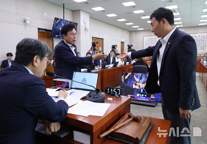 [서울=뉴시스] 김금보 기자 = 박형수(왼쪽) 국회 법제사법위원회 국민의힘 간사가 1일 서울 여의도 국회에서 열린 법제사법위원회 전체회의에서 방송3법에 대한 토론이 더불어민주당 주도로 종결되자 김용민(오른쪽) 민주당 간사와 언쟁을 하고 있다. 2025.08.01. kgb@newsis.com