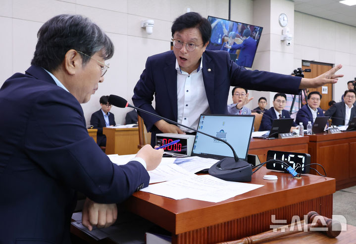 [서울=뉴시스] 김금보 기자 = 박형수(오른쪽) 국회 법제사법위원회 국민의힘 간사가 1일 서울 여의도 국회에서 열린 법제사법위원회 전체회의에서 방송3법에 대한 토론이 더불어민주당 주도로 종결되자 이춘석 위원장에게 항의를 하고 있다. 2025.08.01. kgb@newsis.com