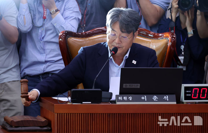 [서울=뉴시스] 김금보 기자 = 이춘석 국회 법제사법위원회 위원장이 지난 1일 서울 여의도 국회에서 열린 전체회의에서 의사봉을 두드리고 있다. 2025.08.01. kgb@newsis.com