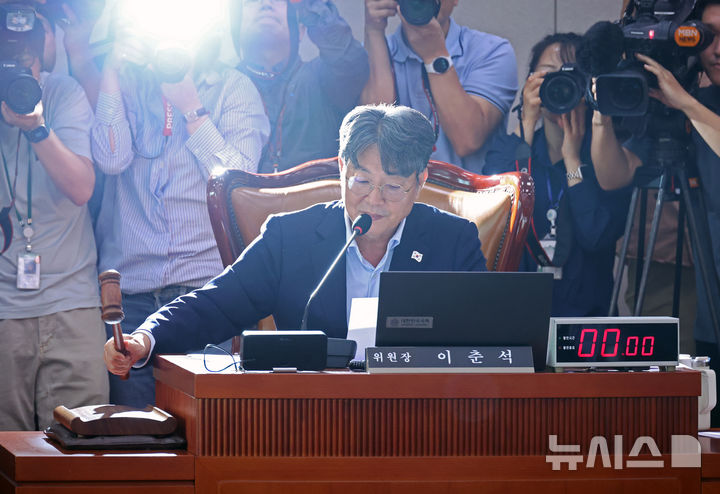 [서울=뉴시스] 김금보 기자 = 이춘석 국회 법제사법위원회 위원장이 1일 서울 여의도 국회에서 열린 전체회의에서 의사봉을 두드리고 있다. 2025.08.01. kgb@newsis.com